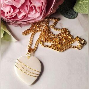 Vintage 80s 🤍✨️🎋Striped White Jade Heart Pendant Necklace